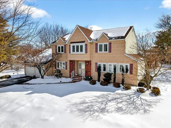 1 Joshua Ct, Kendall Park, NJ 08824