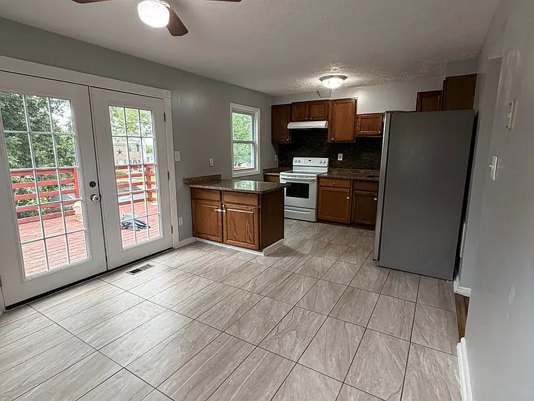 556 Burlington Ct — Photo 8