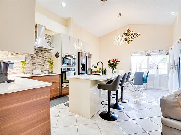 4th image of 315 Somerset Way