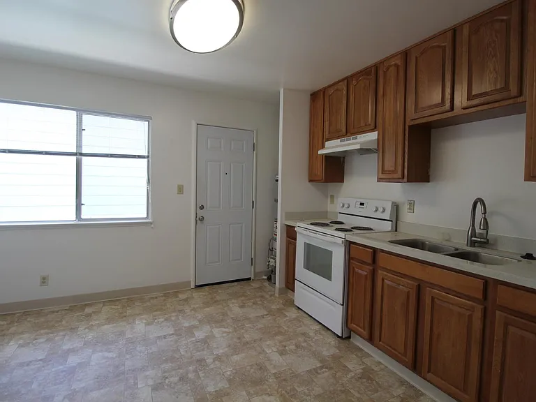 828 Taylor Ave #C — Photo 3