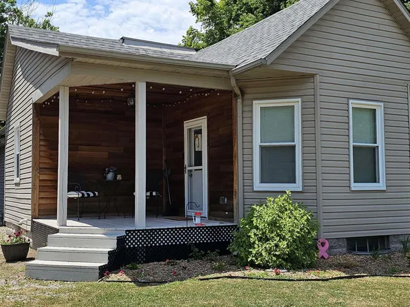 115 N 2nd St, Divernon, IL 62530