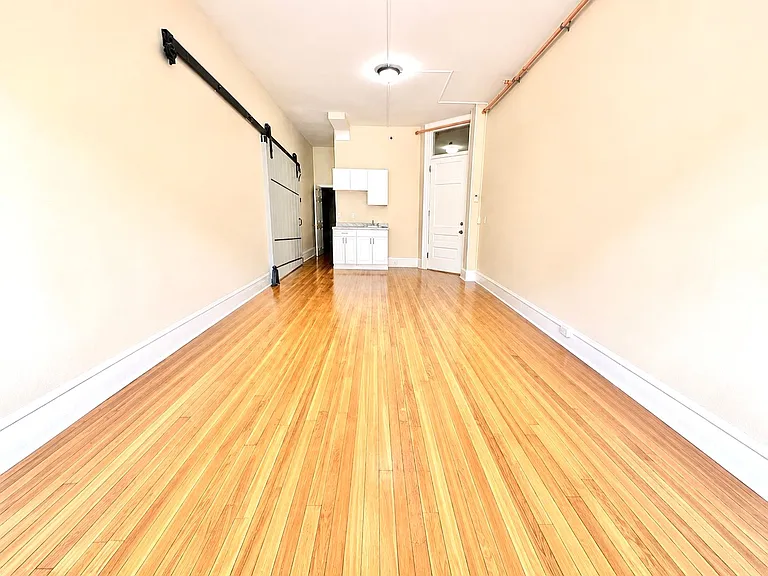 105 Bank St — Photo 42