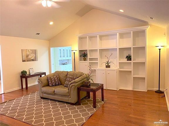 5th image of 405 Larkspur Ave