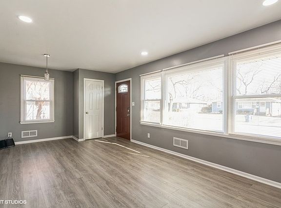 4th image of 15446 Cherry St