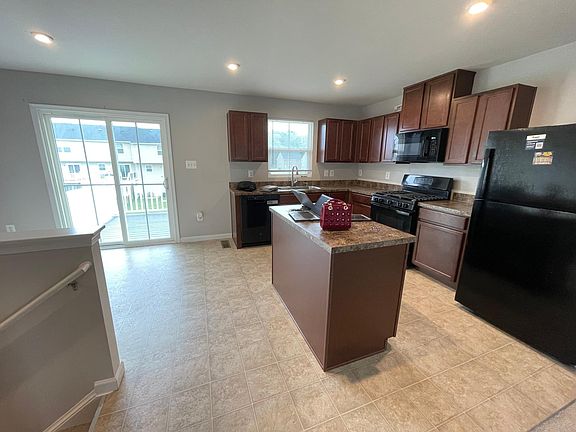3rd image of 18 Snickers Ct