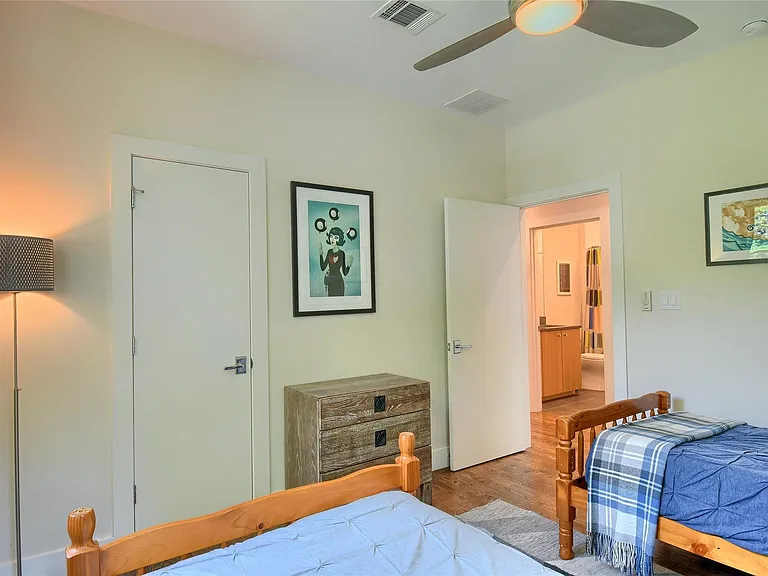 1009 E Riverside Dr #B — Photo 20