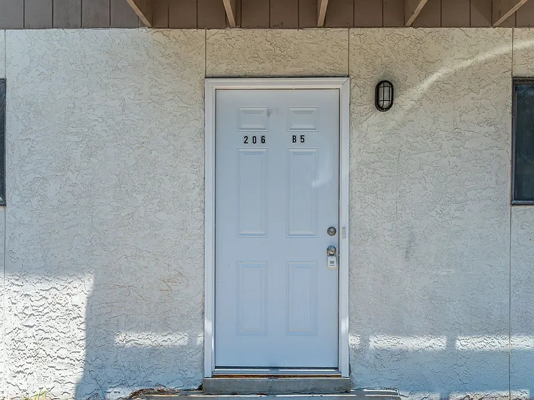 206 4th St SE #B5 — Photo 5