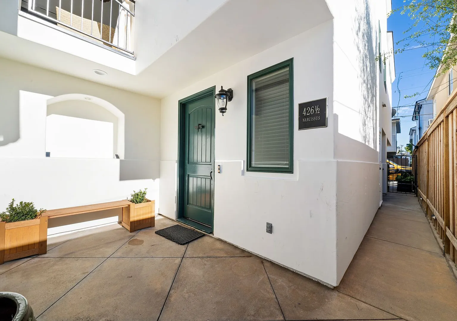 426 Narcissus Ave — Photo 2