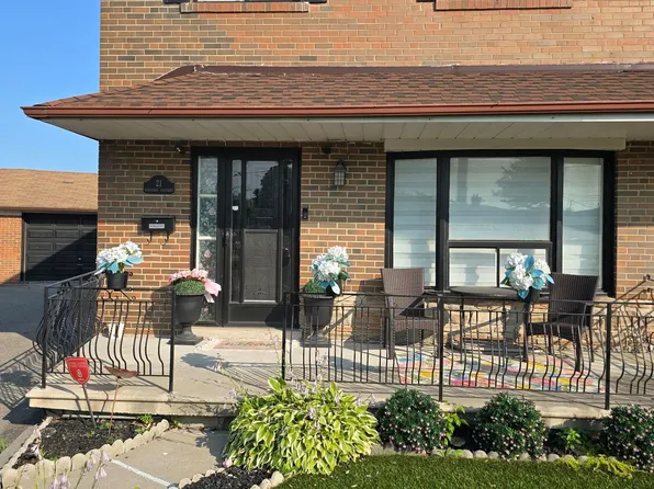 21 Elnathan Cres, Toronto, ON M9L 2G2