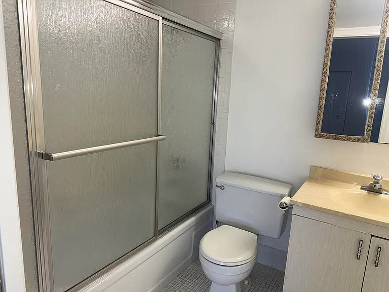 2901 Victoria Cir #H4 — Photo 15