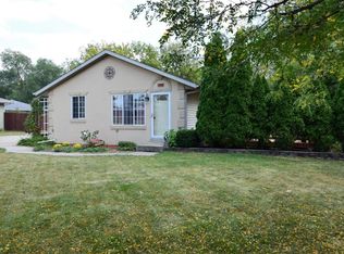 900 Clarendon Ave, Mukwonago, WI 53149