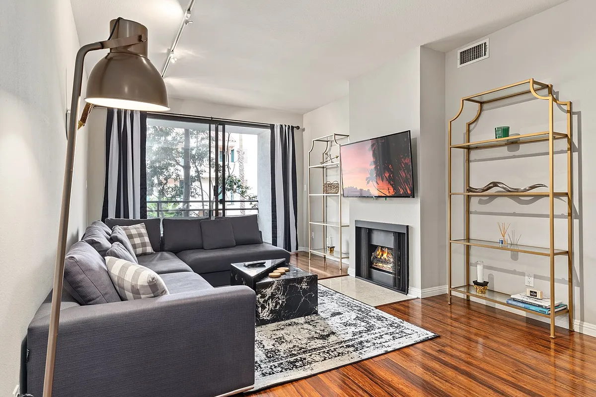 Building Photo - 12110 Rochester Ave #206