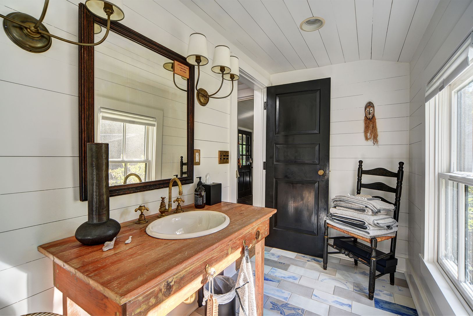  1st floor full bathroom