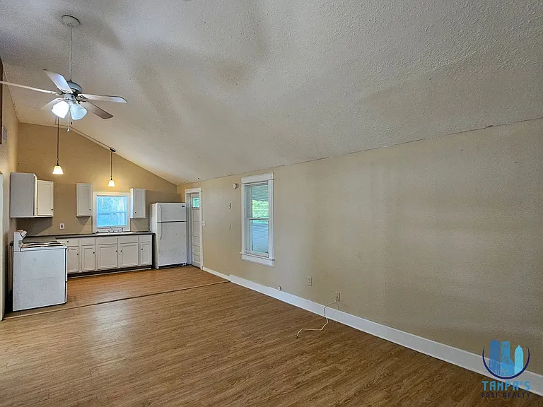 2441 E Magnolia St — Photo 5