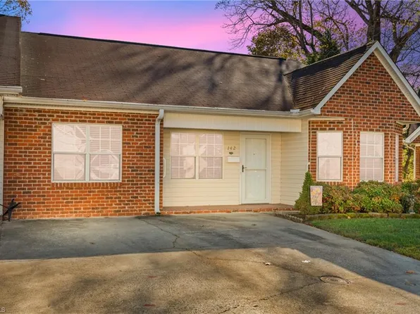 142 Bethania Oaks Cir, Pfafftown, NC 27040