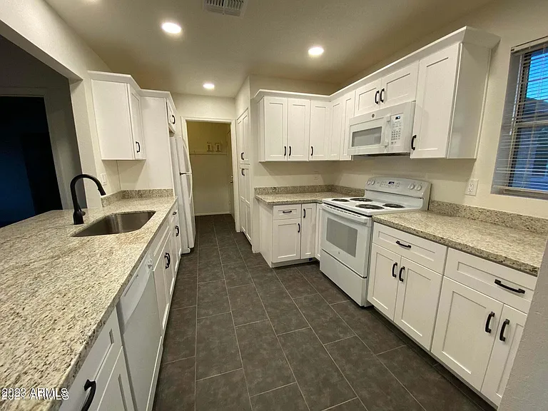 1913 N Bullmoose Dr — Photo 2