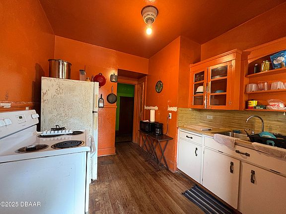 5th image of 722 Davis St