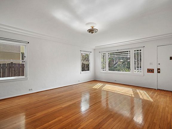 3rd image of 2132 Glencoe Ave
