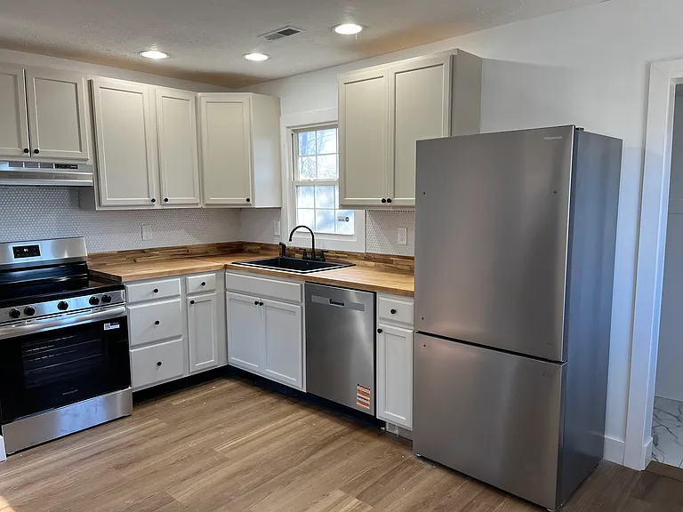 3768 Niagara Dr — Photo 3