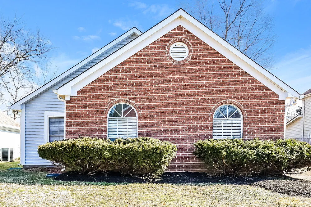 3 bed, 2.0 bath, 1336 sqft, $2,255 — Photo 1