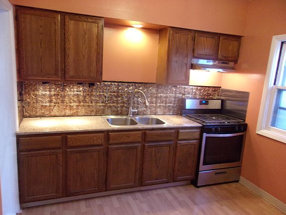 5th image of 152 Wallace Ave #2