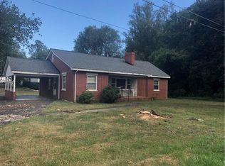 571 Lovers Ln, Mount Airy, NC 27030