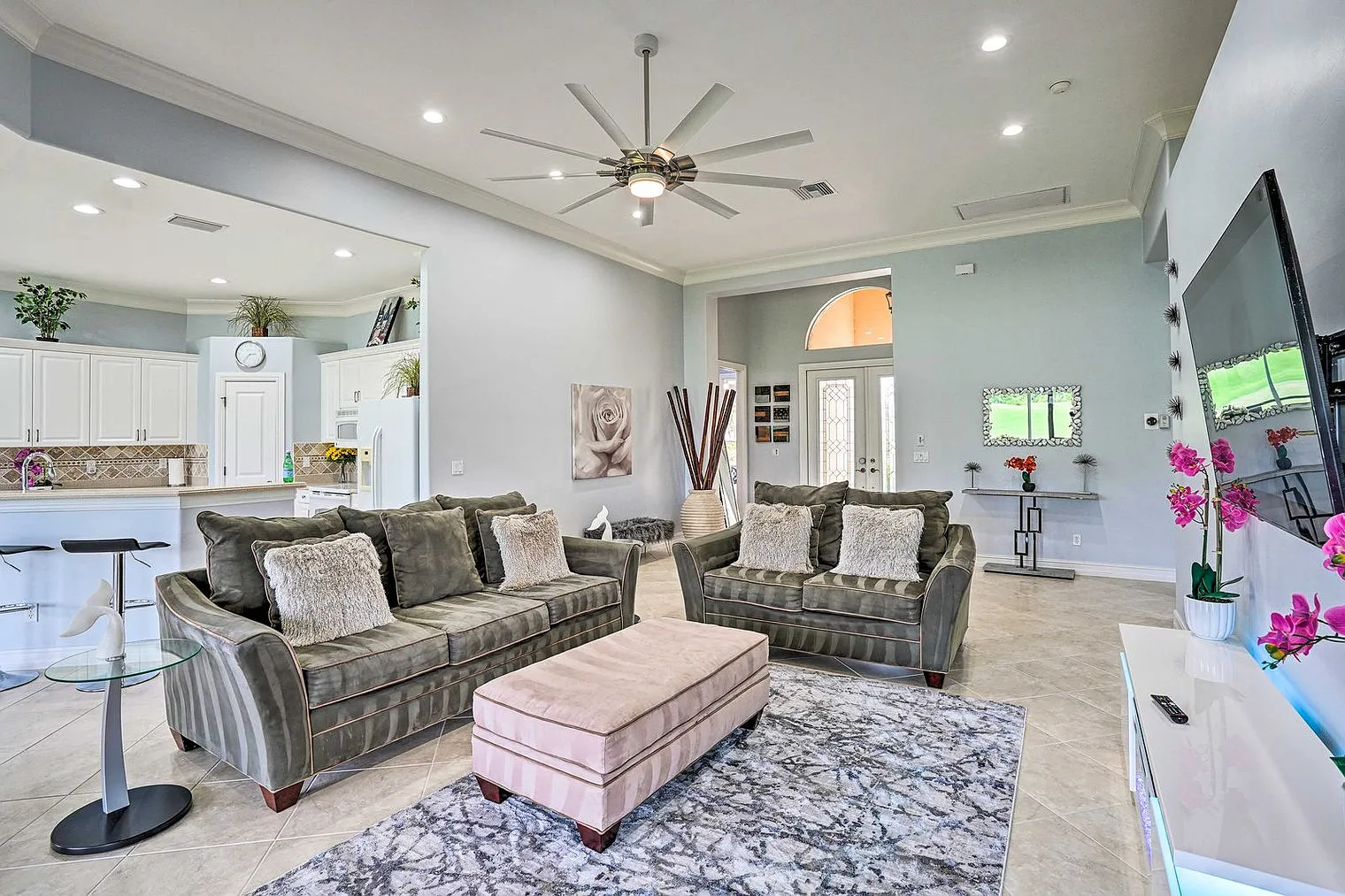 3 bed, 2.0 bath, 2066 sqft, $5,870 — Photo 3