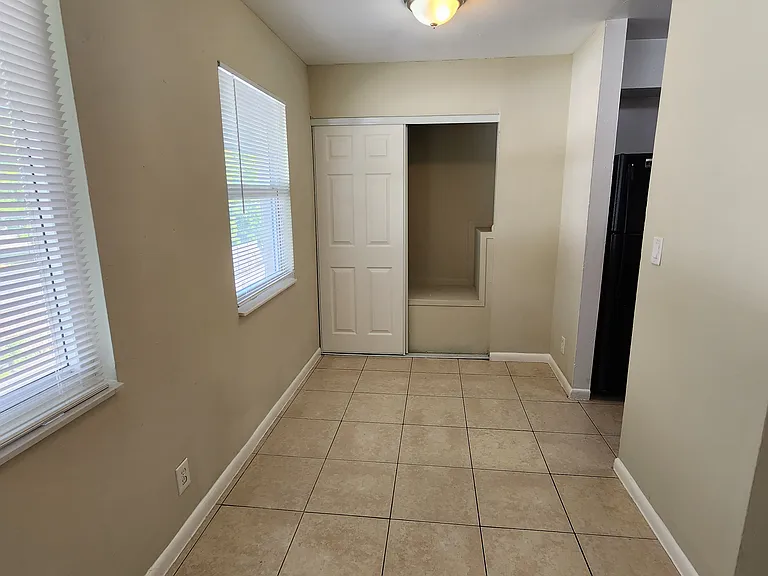 933 Laurel Dr — Photo 7