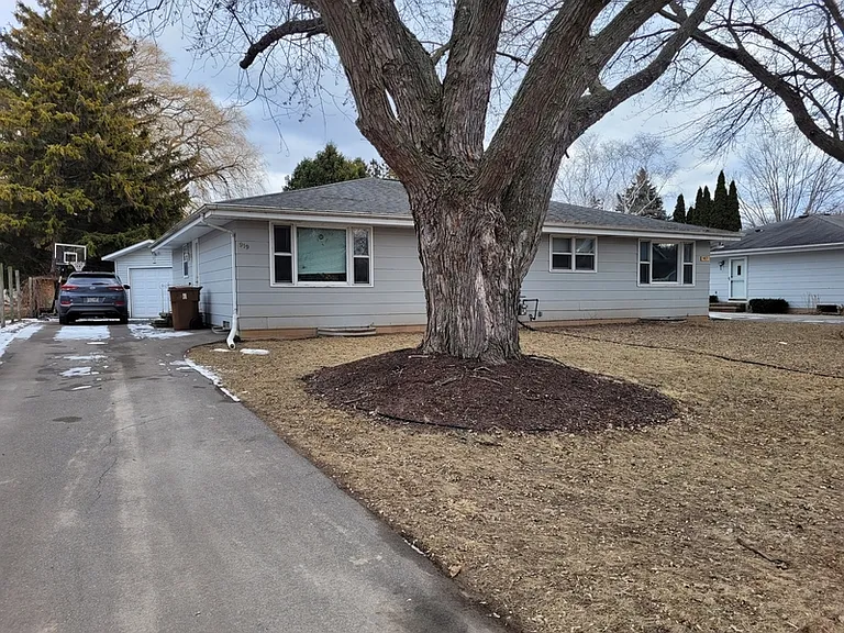 917-919 Meadowview Dr — Photo 1