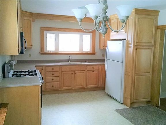 Beautiful light and bright kitchen with lots of cabinets!