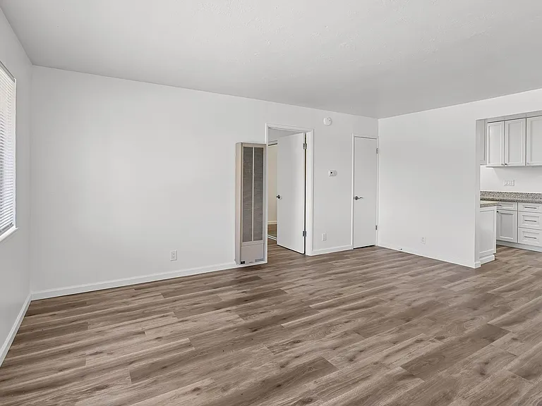931-939 Golden Gate Drive — Photo 7