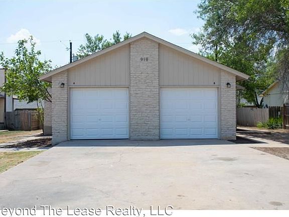 3rd image of 919 Fieldwood Dr #B