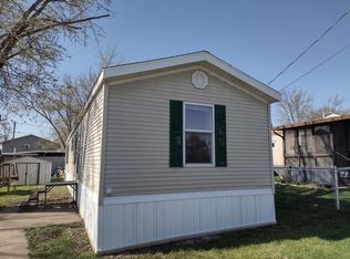 201 Sunset Ln, Hiawatha, IA 52233