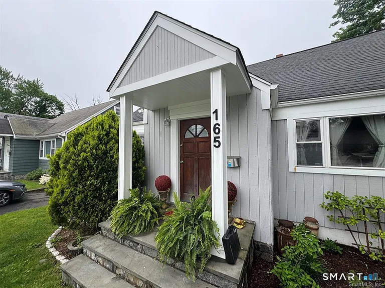 165 Greenfield Dr — Photo 2