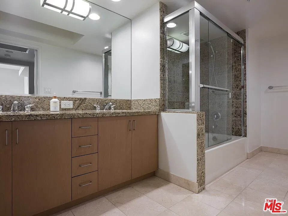1 bed, 1.0 bath, 834 sqft, $4,600 — Photo 3