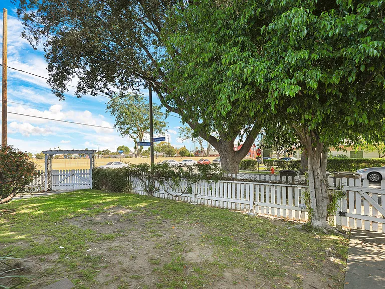 304 S Greengrove Dr — Photo 32