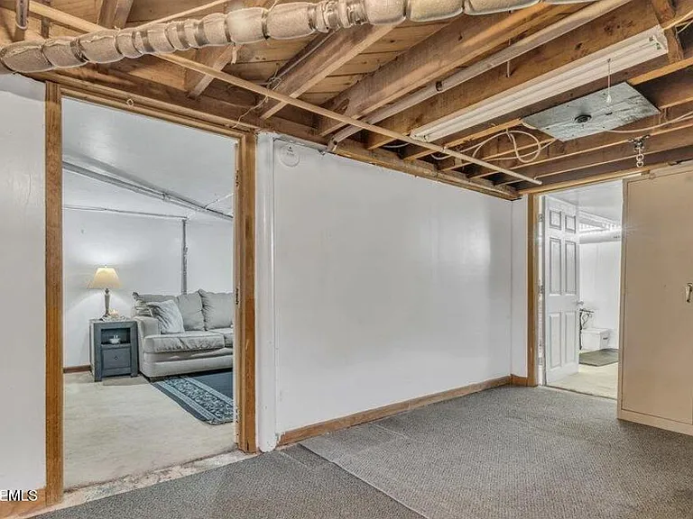 402 Ryders Ln — Photo 21