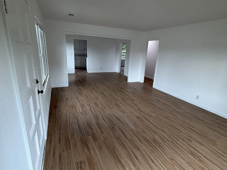 910 E Tulare Ave — Photo 12