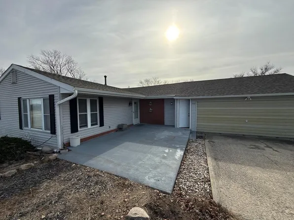 1410 E Briggs Dr, Macon, MO 63552