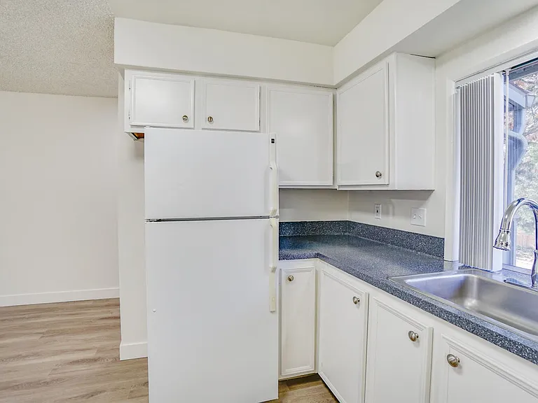 Charwin Court Apartments — Photo 39