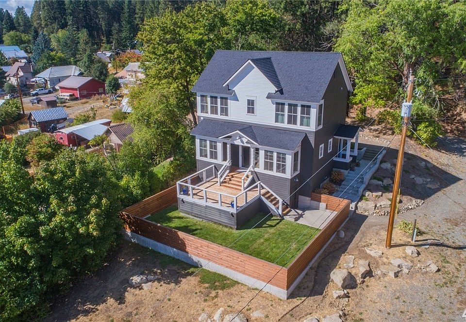 Built in 2015, this home is designed by A & A Architects! 