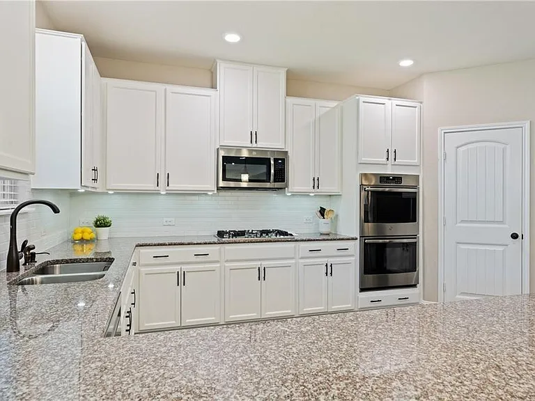 1524 Uhland Dr — Photo 9