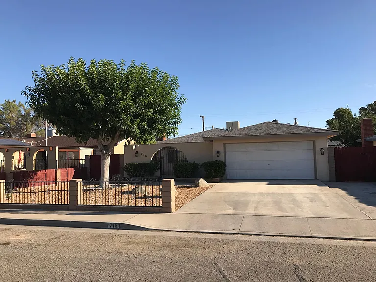716 W Graaf Ave — Photo 1