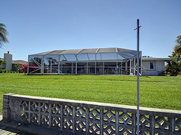 5th image of 10 Dolphin Dr