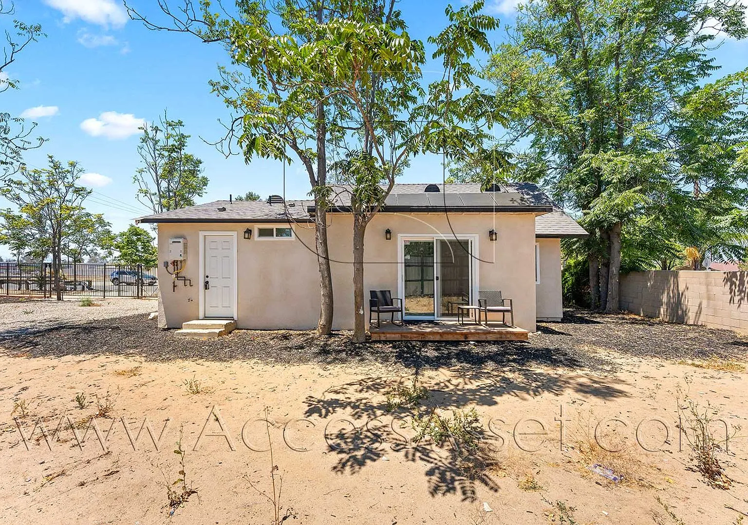 Comfortable 3 Bedroom Home with Private Backyard in Riverside — Photo 2
