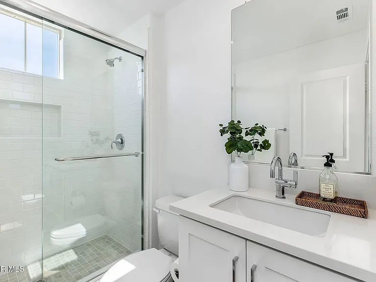 716 Edward Scholle Dr — Photo 8