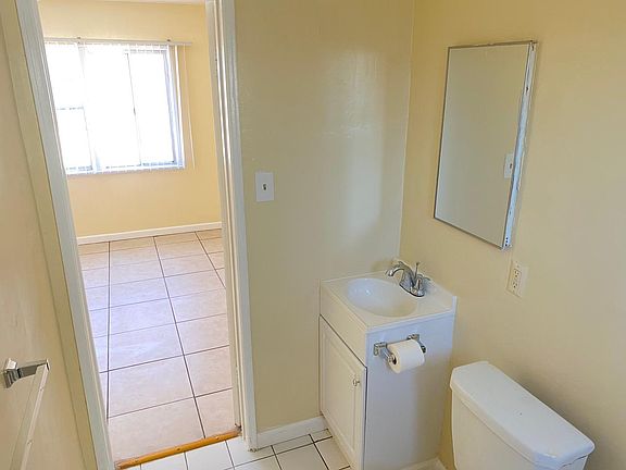 4th image of 11635 Hamlin St #B