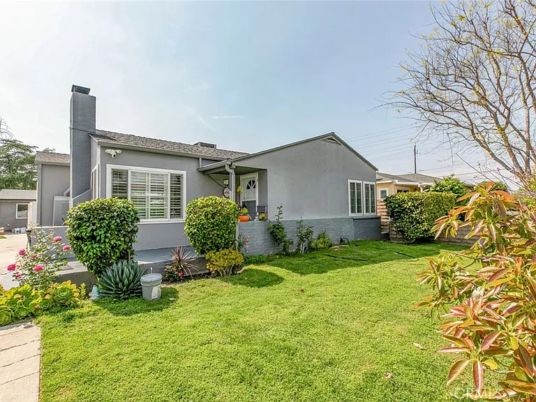 1527 N Screenland Dr — Photo 1