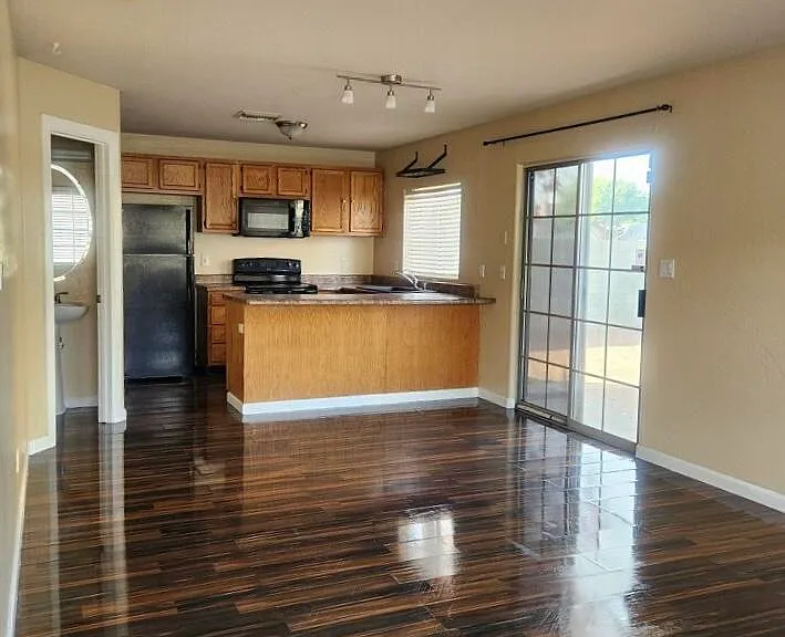 1731 E Cambridge Ave — Photo 2