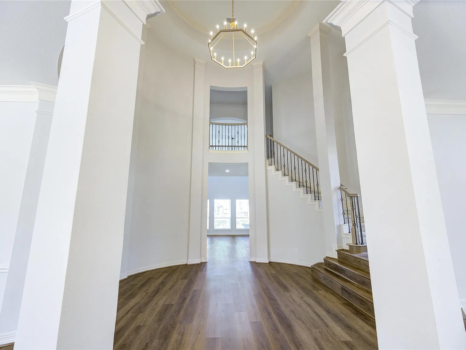5 bed, 4.5 bath, 5876 sqft, $6,300 — Photo 2